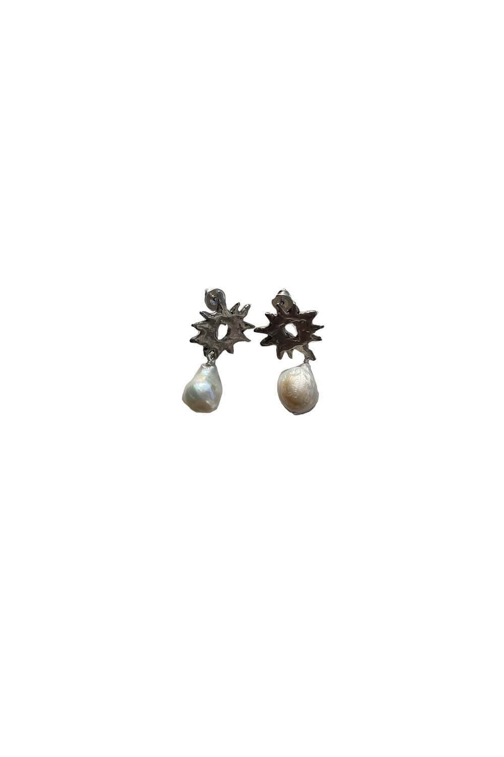 Fortune star earrings in pearl