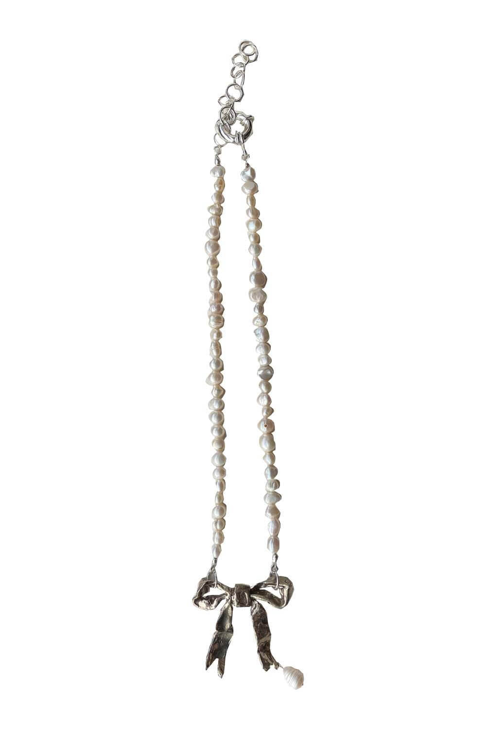 Bronze bow pearl necklace
